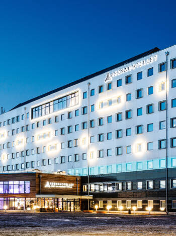 Das Hotel liegt günstig neben dem Sportplatz Gränby und in der Nähe der E4 und der Autobahn 55.
