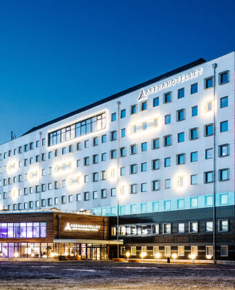 Hotellet har ett bra läge bredvid Gränby sportfält och nära både E4:an och riksväg 55