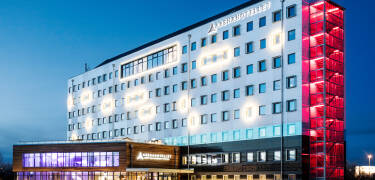 Hotellet ligger i nærheten av Gränby idrettsbane og nær både E4 og motorvei 55.
