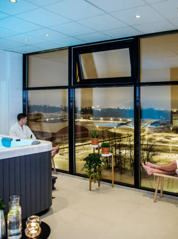 Hotellet har en relaxavdelning med jacuzzi och bastu samt dusch med fantastisk utsikt