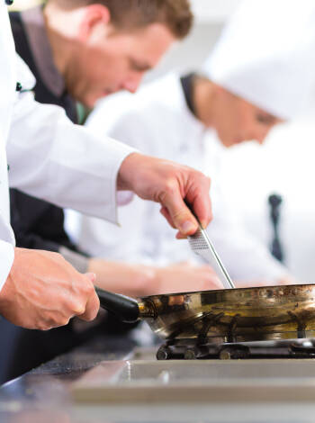 Menyerna i restaurangen är baserade på klassisk skandinavisk matlagning med influenser från övriga världen
