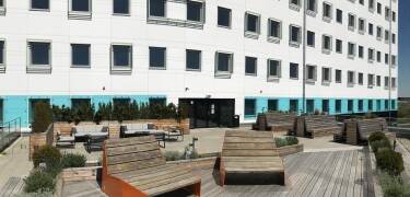 Når vejret tillader det, kan du slappe af på den hyggelige solterrasse