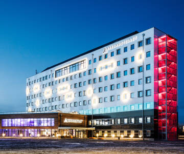 Hotellet har ett bra läge bredvid Gränby sportfält och nära både E4:an och riksväg 55