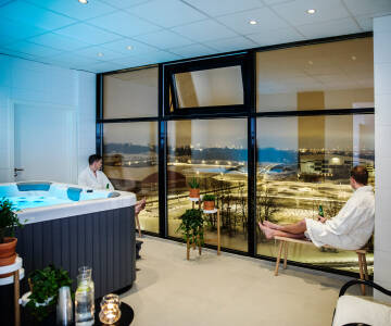 Das Hotel verfügt über einen Wellnessbereich mit Whirlpool und Sauna sowie eine Dusche mit toller Aussicht.