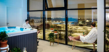 Hotellet har en relaxavdelning med jacuzzi och bastu samt dusch med fantastisk utsikt