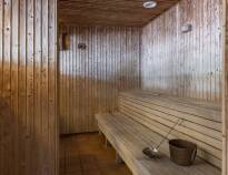 Der er mulighed for at gå i sauna på hotellet, hvor I kan slappe af efter en god dag