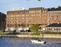 Das Hotel hat eine zentrale Lage im Zentrum von Hälrnösand und befindet sich direkt am Wasser.