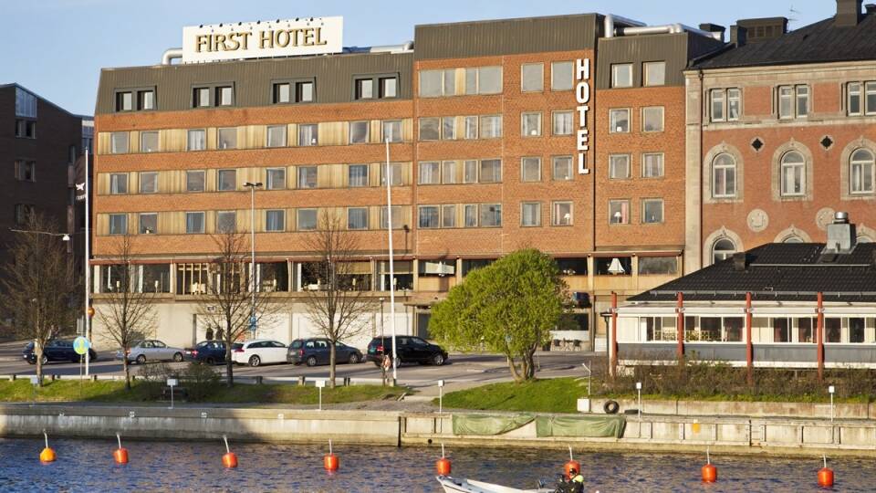 Hotellet har en central beliggenhed ved vandet i centrum af Härnösand.
