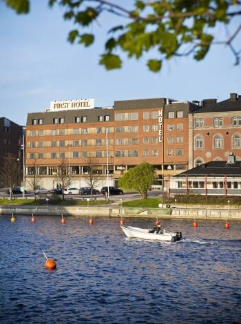 Hotellet har en sentral beliggenhet ved vannet i Härnösand sentrum.