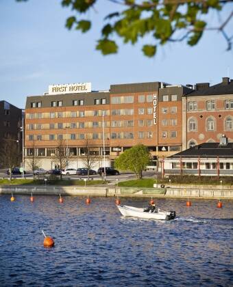 Hotellet har en central beliggenhed ved vandet i centrum af Härnösand.