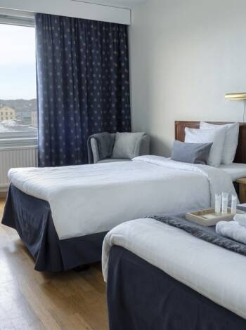 Die Unterbringung erfolgt in hellen und geräumigen Hotelzimmern.