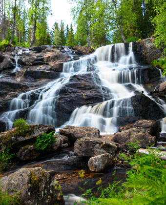 Utforska naturreservatet Smitingen och Västanåfallet som är ett av Sveriges största vattenfall.