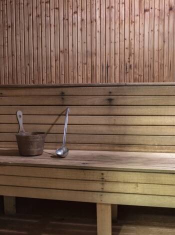 Bytt mellom aktiviteter og opplevelser med avslapning i hotellets badstue.