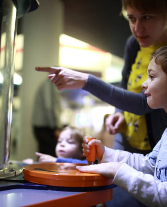 Tag med ressällskapet till Härnösand Bilmuseum och Technichus Science Center.