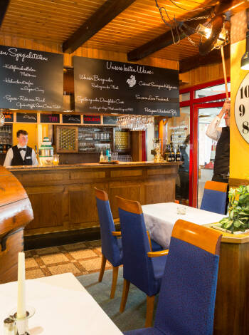 Hotellets trevliga restaurang ’Zum Grünen Jäger’ erbjuder regionala specialiteter.
