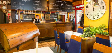 Morgens gibt es ein köstliches Frühstück und abends genießen Sie regionale Gerichte und Spezialitäten im einladenden Restaurant "Zum Grünen Jäger".