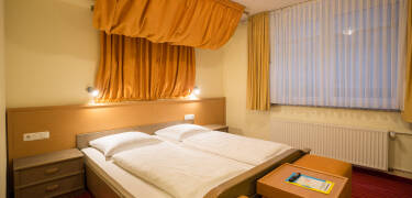 Hotellrummen är ljusa och bekvämt inredda och fungerar som en bra bas under er vistelse.