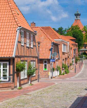 Machen Sie einen Familienausflug in die historische Kleinstadt Oldenburg in Holstein, die ein aufregendes slawisches Erbe aufweist.