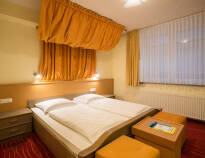 Hotellrummen är ljusa och bekvämt inredda och fungerar som en bra bas under er vistelse.