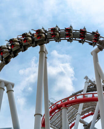 Utforska Italiens största nöjespark, Gardaland, med attraktioner för både barn och vuxna.