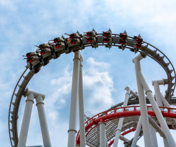 Utforska Italiens största nöjespark, Gardaland, med attraktioner för både barn och vuxna.