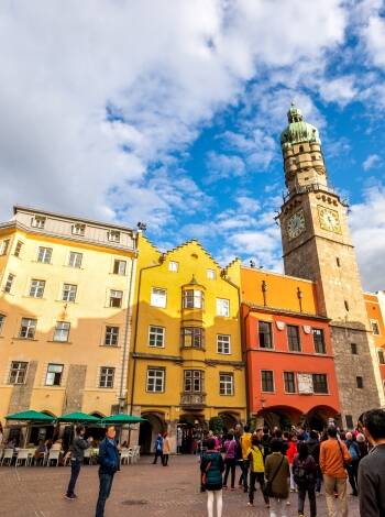 In Innsbruck trifft das Stadtleben auf die majestätische Schönheit der Alpen und bietet Kultur, Abenteuer und unvergessliche Ausblicke für jeden Reisenden.