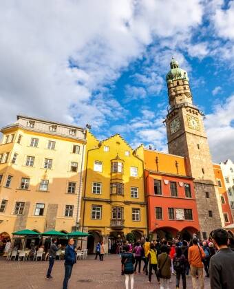 In Innsbruck trifft das Stadtleben auf die majestätische Schönheit der Alpen und bietet Kultur, Abenteuer und unvergessliche Ausblicke für jeden Reisenden.