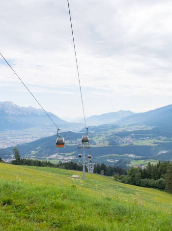 Fahren Sie mit der nahe gelegenen Mutterer-Alm-Seilbahn und genießen Sie den Panoramablick.
