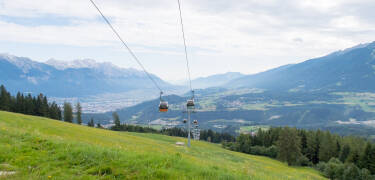 Fahren Sie mit der nahe gelegenen Mutterer-Alm-Seilbahn und genießen Sie den Panoramablick.