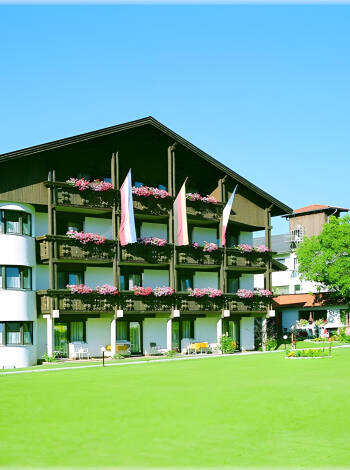 Im Hotel Edelweiss Götzens können Sie auf der Terrasse die Sonne genießen oder den grünen Garten.