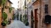 Njut av en autentisk charm i en av de många byarna i Toscana.