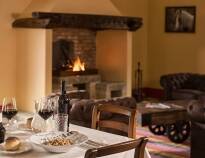 Restauranger serverar klassiska specialiteter från Toscana i en inbjudande och varm atmosfär.