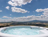 I närheten av hotellet finner ni både wellness-center och några av Toscanas mest populära värma källor.