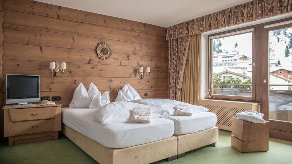 Hotellets charmerende værelser tilbyder en helt formidabel panoramaudsigt og egen balkon.