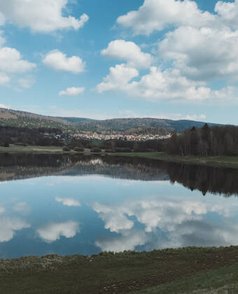 The nearby lake is perfect for enjoying a peaceful afternoon in nature.