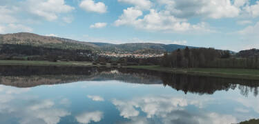 The nearby lake is perfect for enjoying a peaceful afternoon in nature.