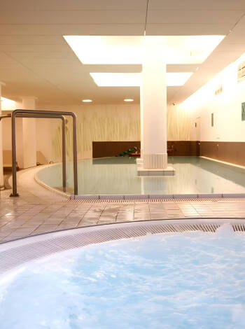 Lassen Sie im gemütlichen Wellnessbereich mit Innenpool, Sauna und Dampfbad den Alltag hinter sich.