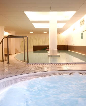 Slappna av i den inbjudande wellnessavdelningen med inomhuspool, bastu och ångbad.