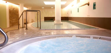 Lassen Sie im gemütlichen Wellnessbereich mit Innenpool, Sauna und Dampfbad den Alltag hinter sich.