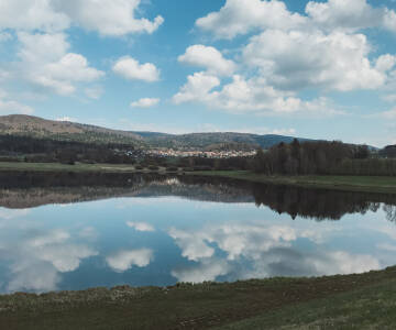 Der nahegelegene See lädt zu erholsamen Stunden und entspannten Spaziergängen in der Natur ein.