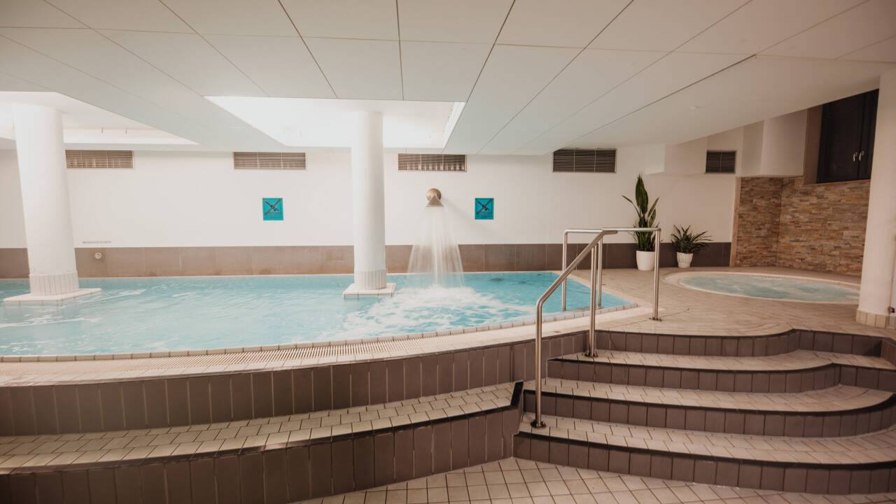 Den indendørs pool er perfekt til sjov for hele familien.