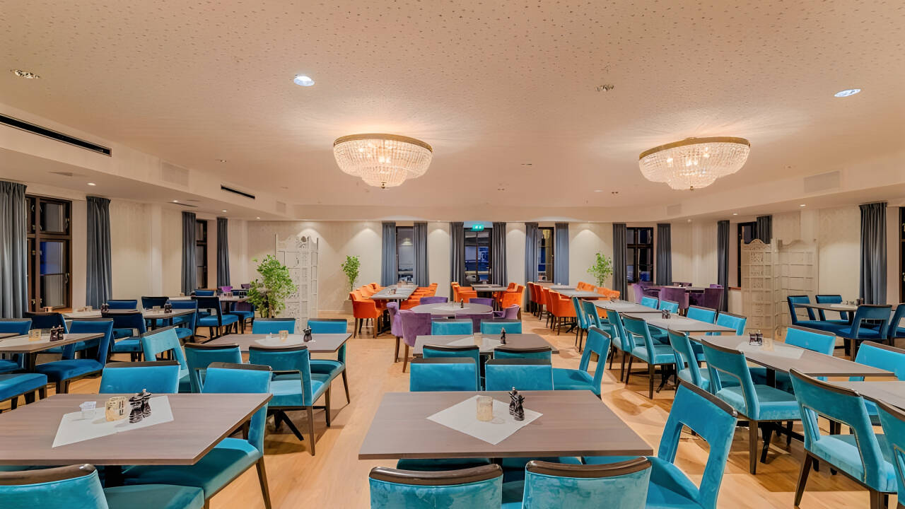 Det serveres veltilberedte lokale spesialiteter i hotellets moderne restaurant