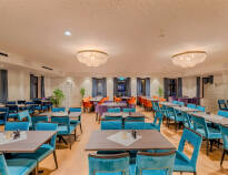 Leckere lokale Spezialitäten werden im modernen Hotelrestaurant für Sie serviert.