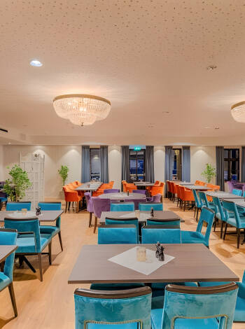 Leckere lokale Spezialitäten werden im modernen Hotelrestaurant für Sie serviert.