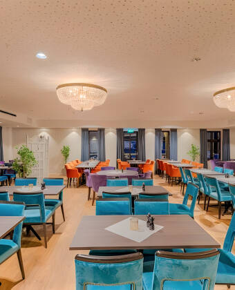 Leckere lokale Spezialitäten werden im modernen Hotelrestaurant für Sie serviert.