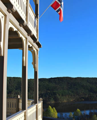 Hotellet ligger omgitt av vakker natur og fra terrassen er det utsikt ned til sjøen