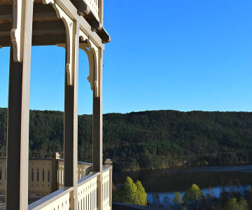 Das Hotel ist von einer wunderschönen Landschaft umgeben und von der Terrasse hat man einen schönen Blick auf den See.