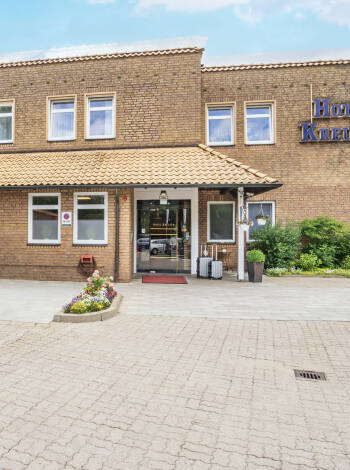 Det charmerende 3,5-stjernede Hotel Kreuzer ligger blot 1.6 km fra Wedel og blot 18 km. vest for Hamborg