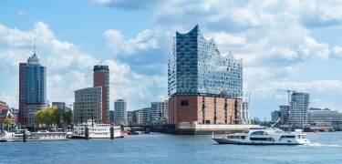 Besuchen Sie die Aussichtsplattform im imposanten Gebäude der Elbphilharmonie und genießen Sie einen tollen Blick auf Hamburg.