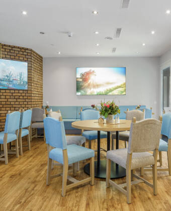 Genießen Sie einen reichhaltigen Frühstücksbuffet und Abendessen im gemütlichen Bistro.